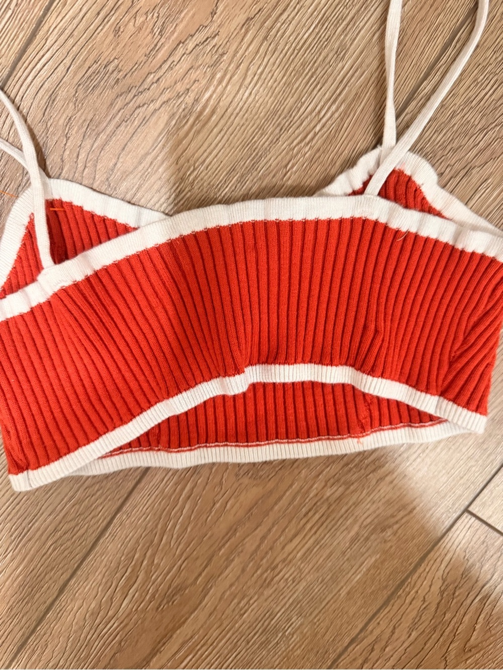 PrettyLittleThing Red Ribbed Contrast-Trim Crop Top - Picture 2 of 2
